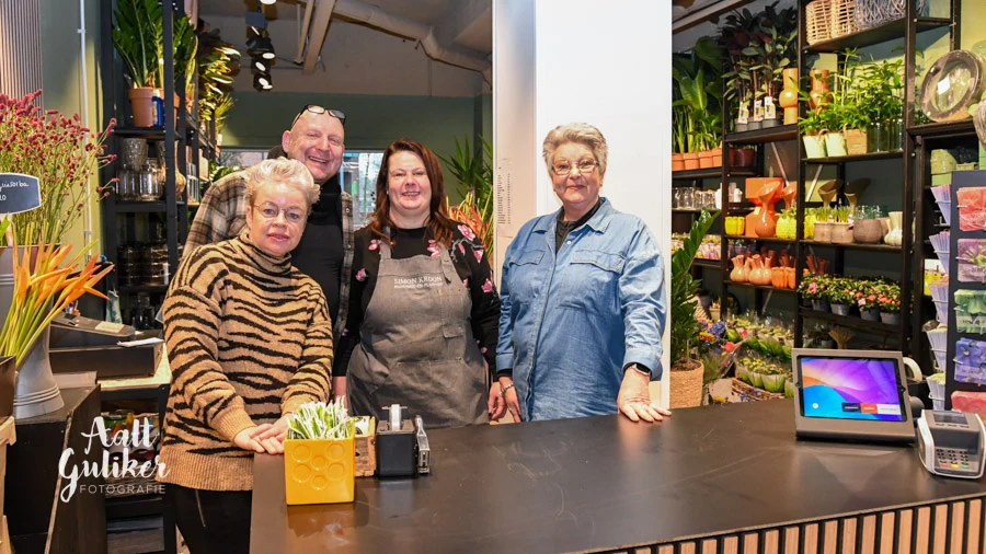 Vier mensen achter de toonbank bij Kroon Bloemen & Planten