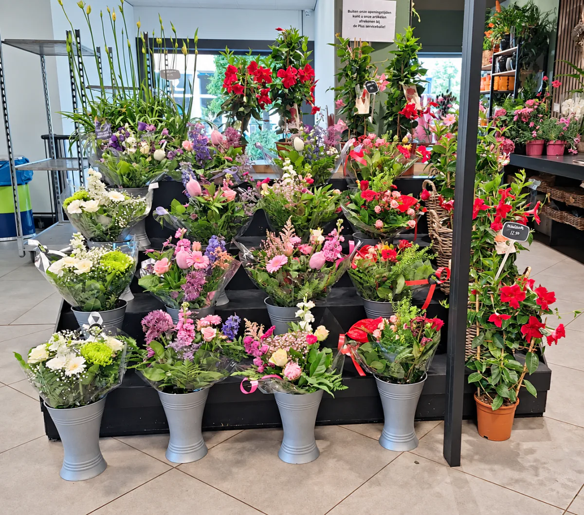 Kleurrijke boeketten en bloeiende planten in de winkel van Simon Kroon